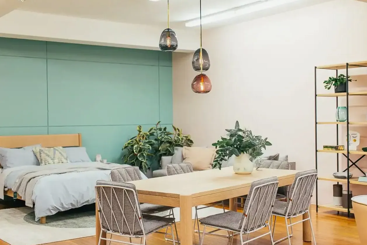 Sofa welurowa w salonie